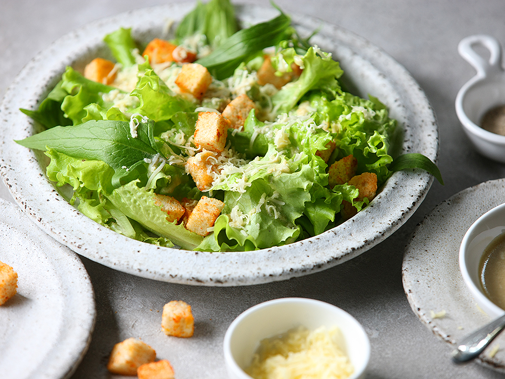5 секретов, чтобы приготовить салат «Цезарь» нереально вкусно